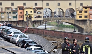 Яма погълна 20 коли в центъра на Флоренция (Видео)