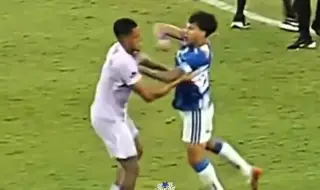 Невиждано зрелище в Бразилия: 23 червени картона след брутален масов бой на терена (ВИДЕО)