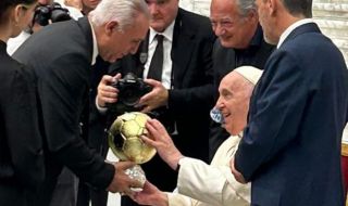 Стоичков подари копие от „Златната си топка“ на папа Франциск (СНИМКА)