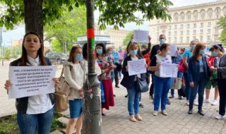 Бившите подчинени на проф. Кантарджиев протестираха в негова подкрепа 