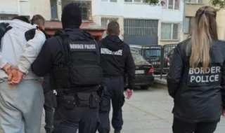 Разбиха организирана група за трафик на мигранти, 22-ма са задържани