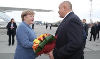 Борисов посрещна Меркел с рози в София (ВИДЕО)