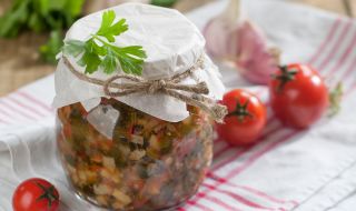 Рецепта на деня: Македонска салата в буркани