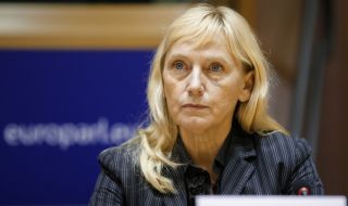 Елена Йончева: България избра най-рисковия път за бежанците от Украйна