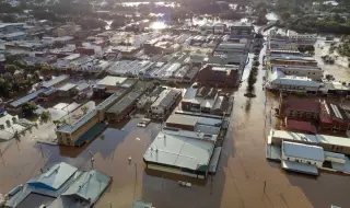 Наводнения в Североизточна Австралия: Повече от 300 души бяха спасени