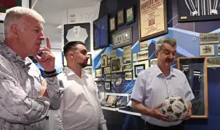 Тодор Батков подари топка от САЩ 94 за музея на Левски - ВИДЕО