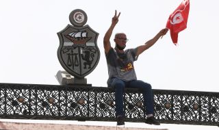 Затвориха водеща медия в Тунис