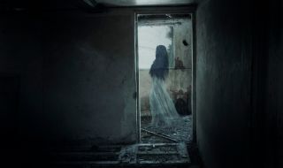 Заснеха призрак на жена сред исторически развалини (СНИМКА)