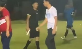 Невиждано! Тръгнаха да бият съдията - той извади пистолет (ВИДЕО)