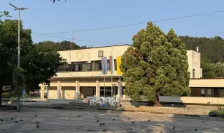Мечка се появи в парк в Троян