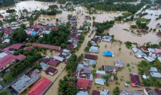 Свлачища и наводнения в Индонезия
