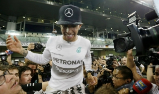 Люис Хамилтън не завърши втория предсезонен тест в Барселона