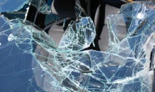 20-годишна потроши бензиностанция с автомобила си