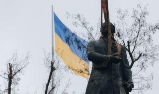 Махнаха статуята на Ломоносов в Украйна (ВИДЕО)