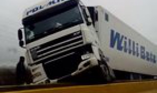 Тир се качи върху бетонна преграда на Околовръстното шосе в София