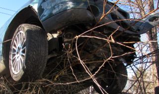 Шофьор с крадена кола се разби в ограда, бягайки от полицията в Сливен