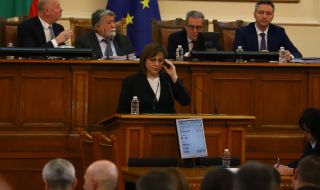 Корнелия Нинова: В държавата се случва пълзяща еднолична власт на президента