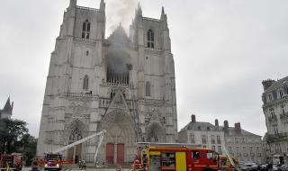 Умишлен палеж! Френската полиция задържа мъж след пожара в катедралата в Нант (ВИДЕО)