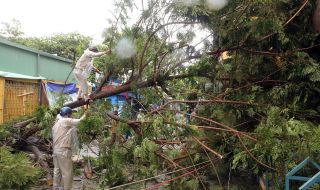 Тайфунът "Нору" връхлетя Виетнам тази сутрин 
