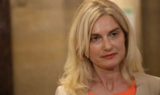 На две заплати? Министърката на туризма още е сътрудник на Радан Кънев в сайта на ЕП