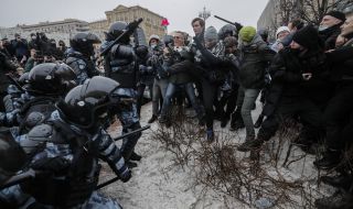 Полицията арестува над 1000 души, подкрепящи Навални