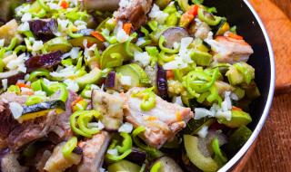 Рецепта за вечеря: Свински гърди с ароматни подправки и зеленчуци