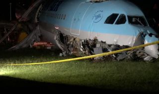 Самолет на корейска авиокомпания излезе от пистата при приземяване във Филипините