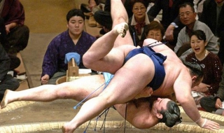 Аоияма с личен рекорд в сумото