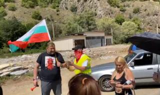Протест блокира пътя към ГКПП "Калотина" (ВИДЕО)