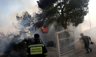 Опустошителни пожари бушуват в Гърция