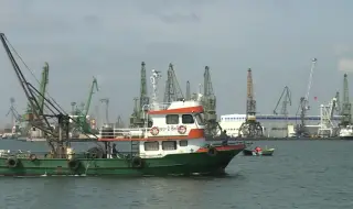 Рибари с корабите си блокираха Морска гара във Варна