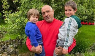 Бойко Борисов показа снимка с внуците си за 1 юни