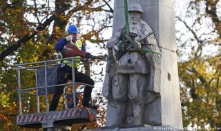 "Няма място за такива паметници": Полша демонтира съветски монументи