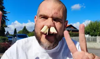 Необичаен рекорд на Гинес: Мъж напъха 81 клечки в носа си заради децата си