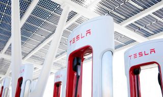 Всички зарядни станции на Tesla ще използват възобновяеми източници на енергия