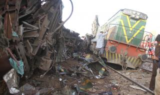 11 души загинаха при влакова катастрофа в Пакистан