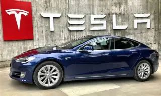 Заради китайско резе Tesla изтегля повече от 1.8 милиона коли