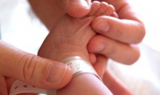 Българка опитала да продаде бебе за 12 000 евро в Крит