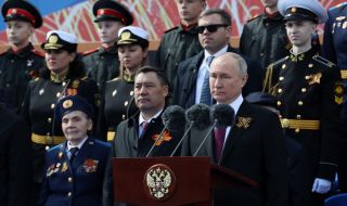 На парада Путин е бил обграден от фалшиви ветерани, които никога не са били на фронта