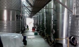 Откриха десетки тонове нелегален алкохол