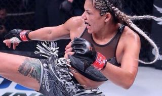 UFC звезда показва как отстраняват татуировка от гърдата ѝ (ВИДЕО)