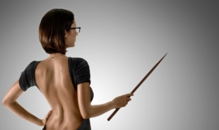 Учителка забивала ученици зад гърба на мъжа си