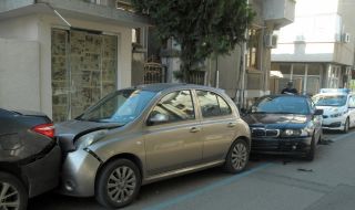 Пиян шофьор без книжка удари шест паркирани коли в София