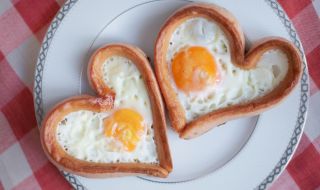 Рецепта на деня: Сърца от кренвирши с яйце и сирене