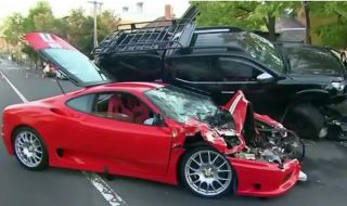 Вижте как рядко и суперскъпо Ferrari се размазва в пикап (ВИДЕО)