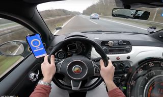 Fiat 500 Abarth изпревари патрулка с над 180 км/ч в тест за максимална скорост (ВИДЕО)