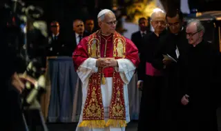 По време на служба папа Лъв XIV се появи с омофора, подарен му от премиера Желязков