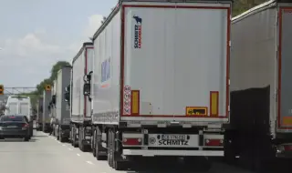 Интензивен трафик на изхода за камиони нa ГКПП „Кардам" 