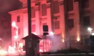 „Обстреляха“ руското посолство в Киев (Видео)