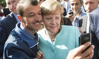 Сириецът, който си направи селфи с Меркел, съди фейсбук за клевета 